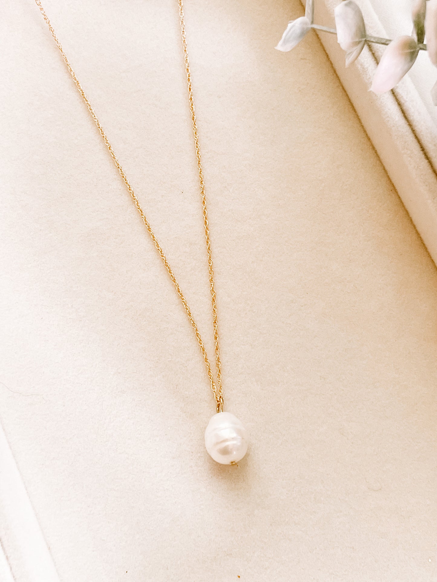 Luxe collection pearl pendant necklace